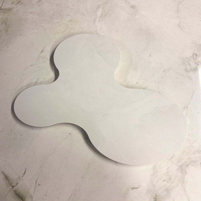Muotoon leikattu tarjoilukivi Dekton